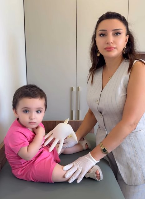 Pediatr Dr. Təranə Hüseynova qəbulda azyaşlı uşaqla